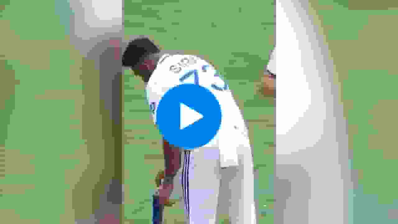Mohammed Siraj's bail swap trick brings Marnus Labuschagne's wicket quickly