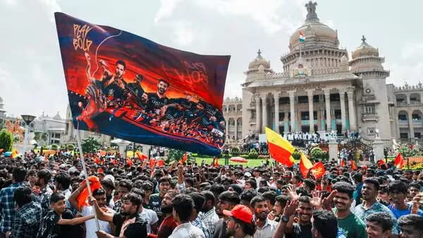 Massive crowd gather at Vidhana Soudha for RCB